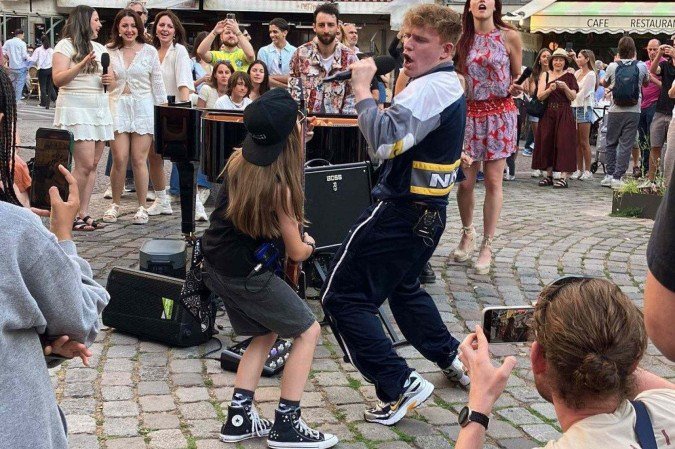 O cantor Mickey Callisto com o guitarrista Olly Pearson, 11 anos, durante o flashmob, em Paris  -  (crédito: Mickey Callisto)