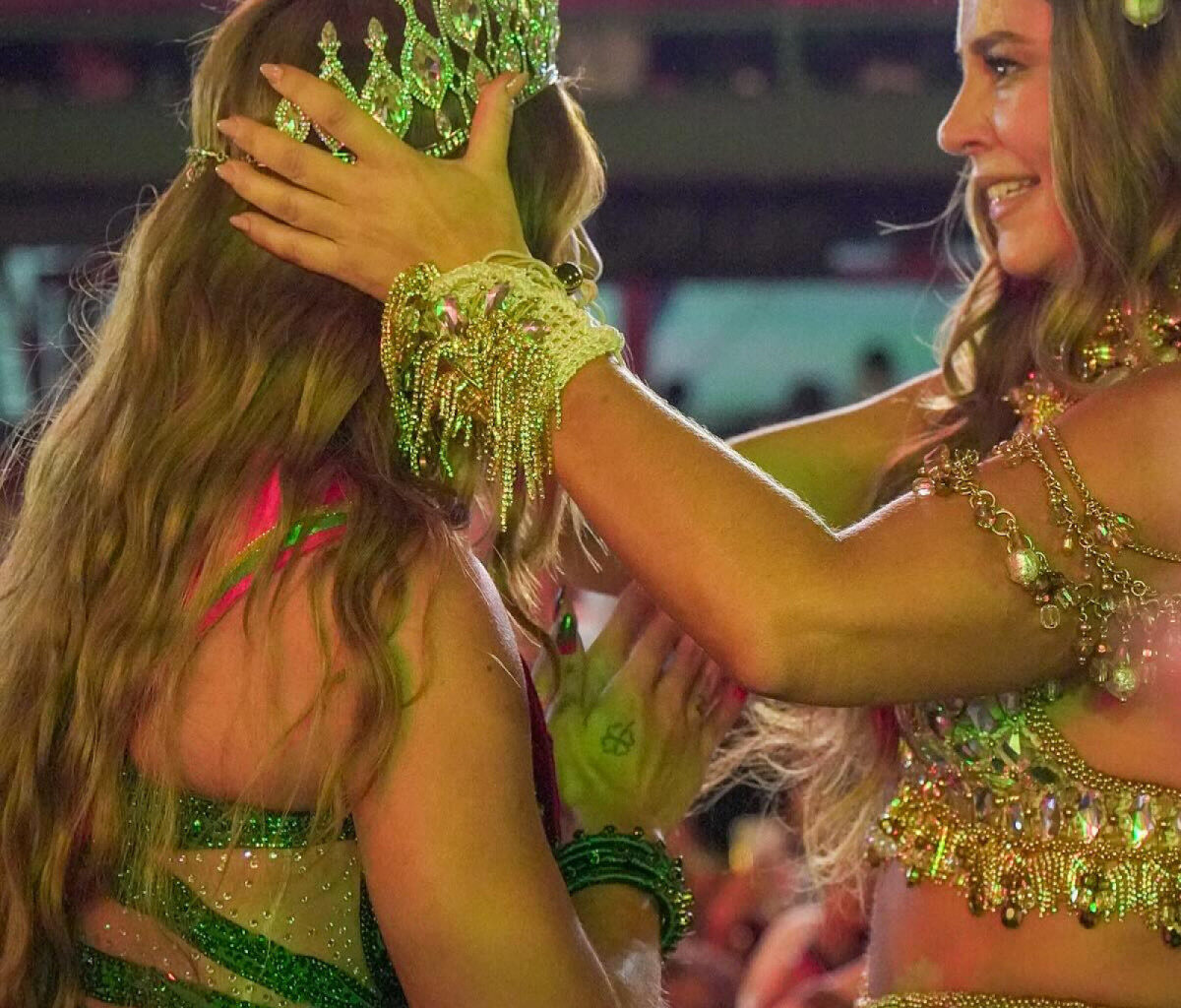 Paolla Oliveira entregou a coroa de rainha para Virginia