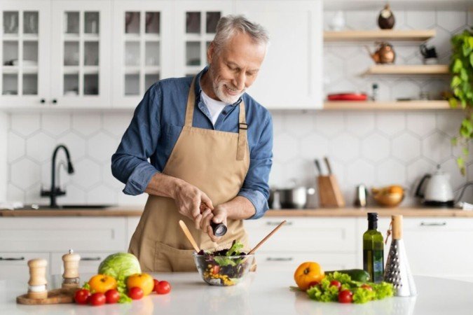 A dieta mediterrânea pode contribuir para a prevenção de doenças como o Alzheimer (Imagem: Prostock-studio
