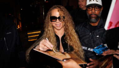 Mariah Carey atende fãs na porta do hotel