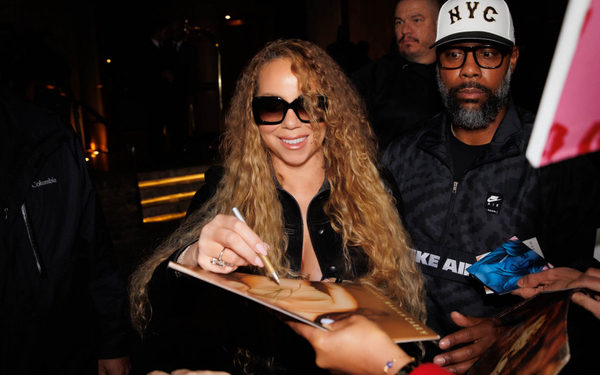 Mariah Carey atende fãs na porta do hotel