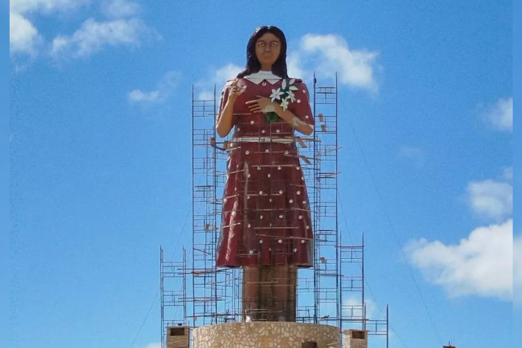 Santana do Cariri inicia desmontagem da estátua de Benigna