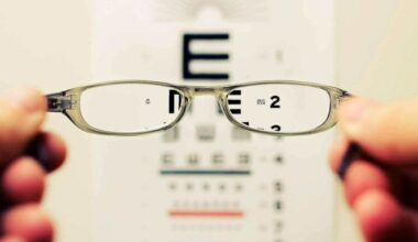 No estudo argentino, os pacientes conseguiram ler três ou mais linhas extras na tabela Jaeger, ferramenta que mede a acuidade visual para perto, prejudicada na presbiopia -  (crédito: Lubbock Eyes/Divulgação )