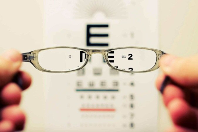 No estudo argentino, os pacientes conseguiram ler três ou mais linhas extras na tabela Jaeger, ferramenta que mede a acuidade visual para perto, prejudicada na presbiopia -  (crédito: Lubbock Eyes/Divulgação )