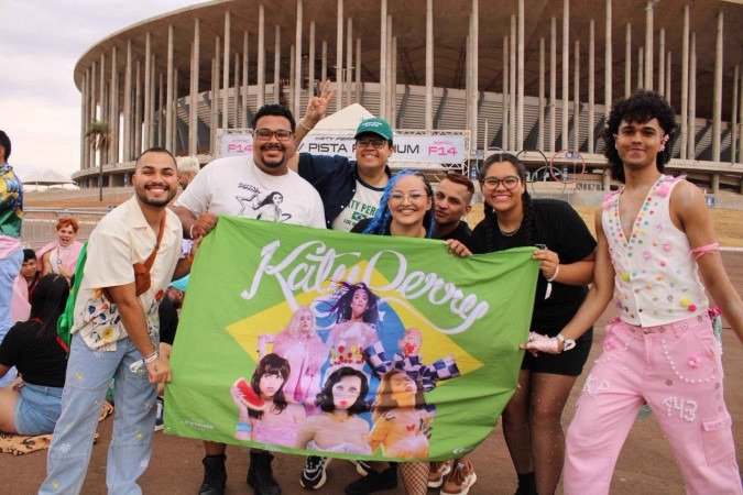 Fãs formam filas para show da artista Katy Perry horas antes do evento -  (crédito: Maria Luiza Campelo/C.B)
