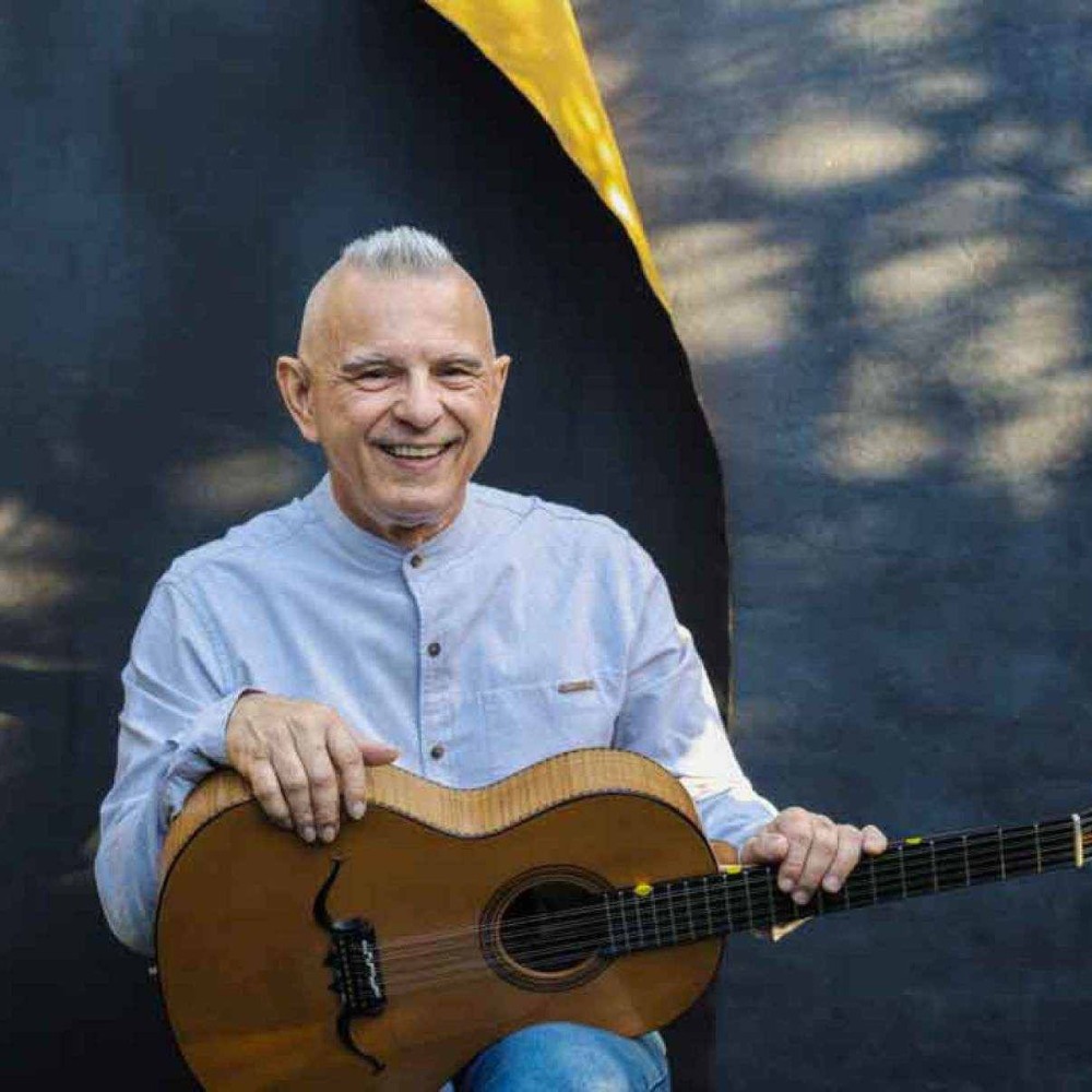 Violeiro Roberto Corrêa lança livro com a íntegra de sua obra