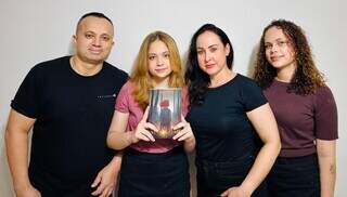 A menina que fingia ler escreveu e lançou livro de fantasia aos 13 anos 