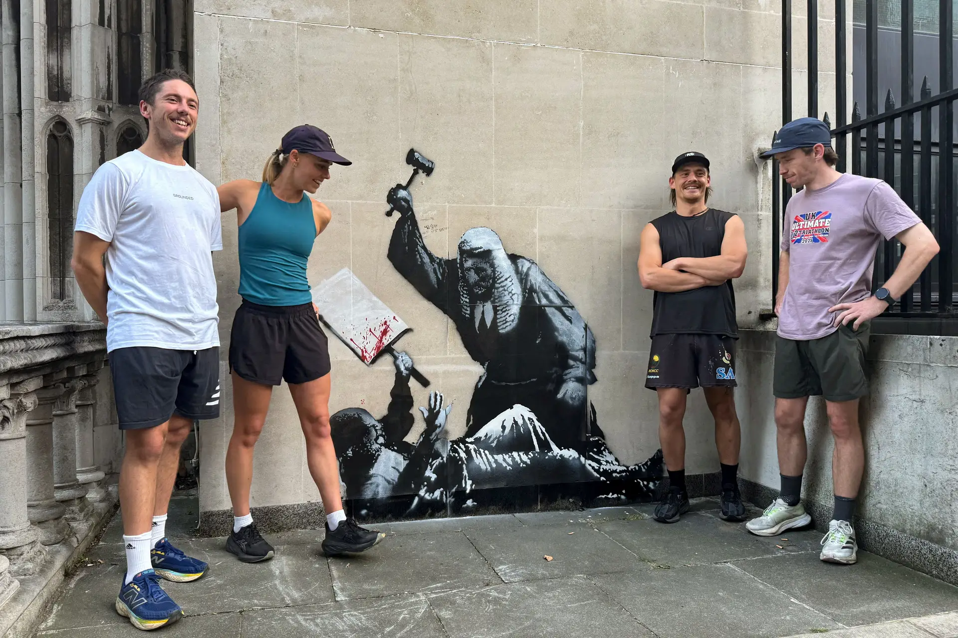 Pessoas em frente ao novo mural do artista anónimo Banksy na fachada do Royal Courts of Justice, em Londres, Reino Unido, a 8 de setembro de 2025.