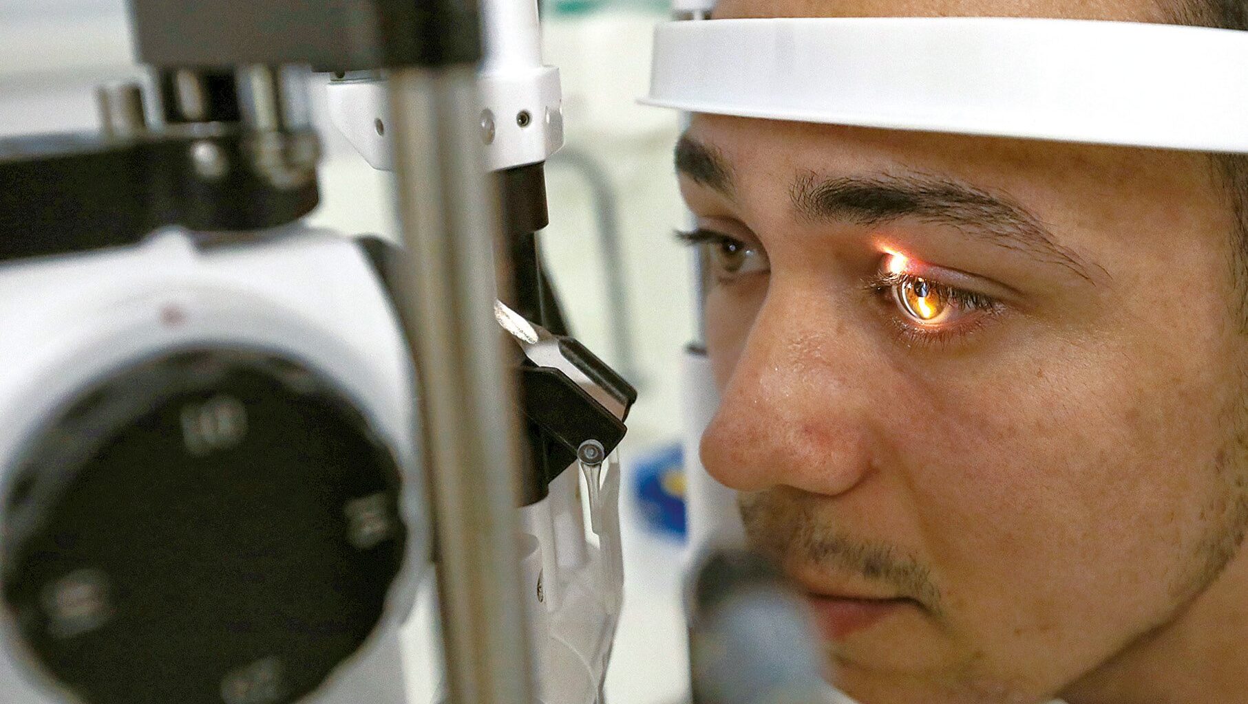 Coçar os olhos pode parecer um gesto inocente, mas envolve vários riscos; veja como preservar a saúde ocular
