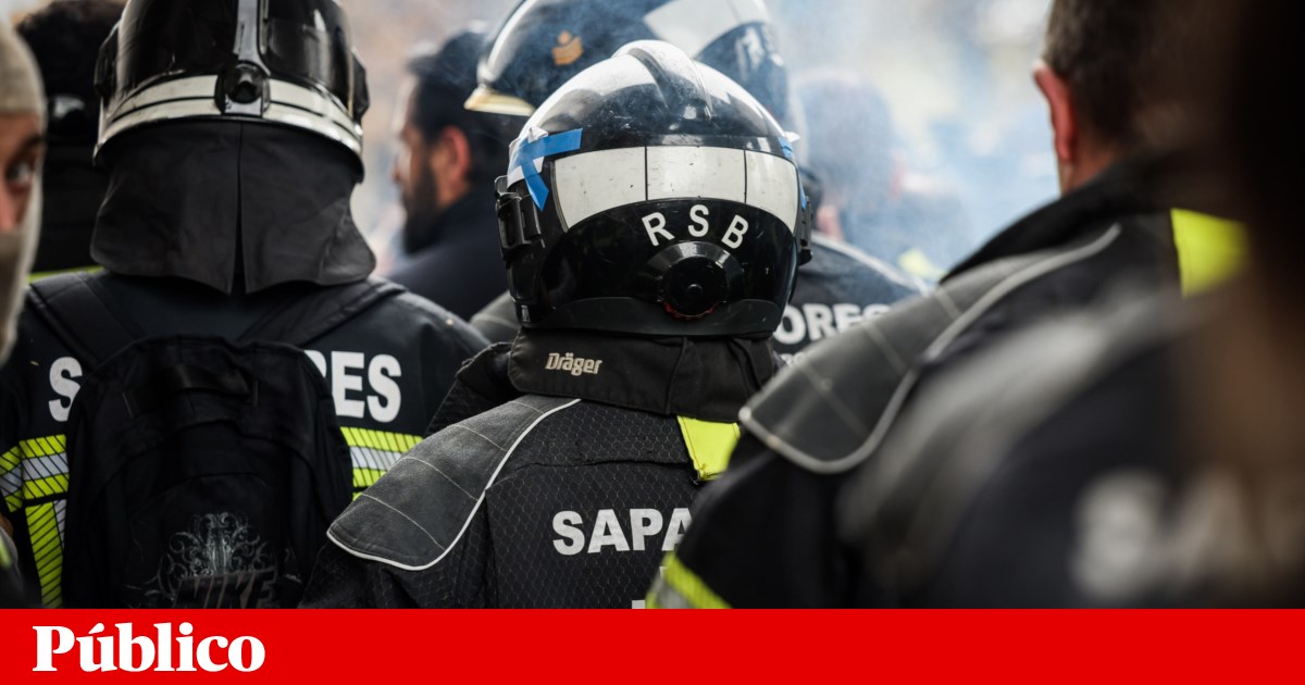 Pelo menos 10 desalojados em Lisboa após queda da fachada de prédio antigo | Lisboa