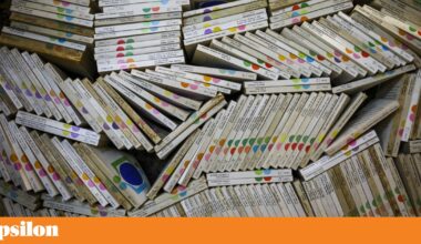 Os portugueses estão a ler mais, sobretudo os mais jovens, mas a comprar menos livros | Livros