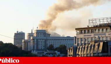 O maior ataque aéreo da Rússia incendeia edifício governamental na Ucrânia | Guerra na Ucrânia