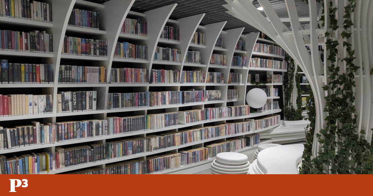 A biblioteca que é a luz ao fundo do metro para largarem os telemóveis em Varsóvia | Bibliotecas