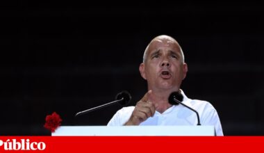 Raimundo acusa PS de “dar as duas mãos” ao Governo e de disputar lugar com Chega | Festa do Avante