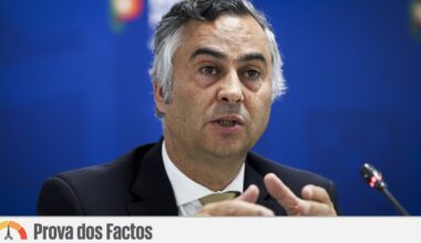 A aceitação da demissão de um reitor depende do ministro da Educação? Não | Falso