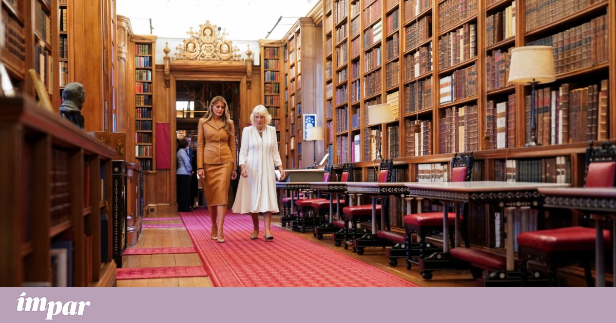 Camila e Kate entretêm Melania com livros em miniatura e estampagem com folhas | Melania Trump