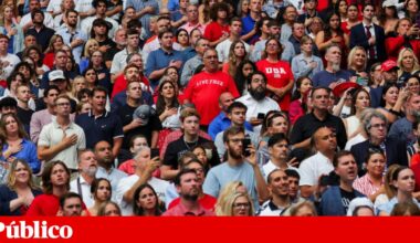 Funeral de Charlie Kirk enche estádio de apoiantes da direita radical | EUA