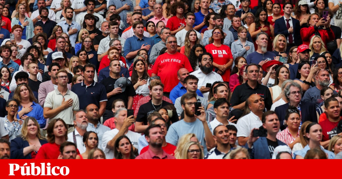 Funeral de Charlie Kirk enche estádio de apoiantes da direita radical | EUA