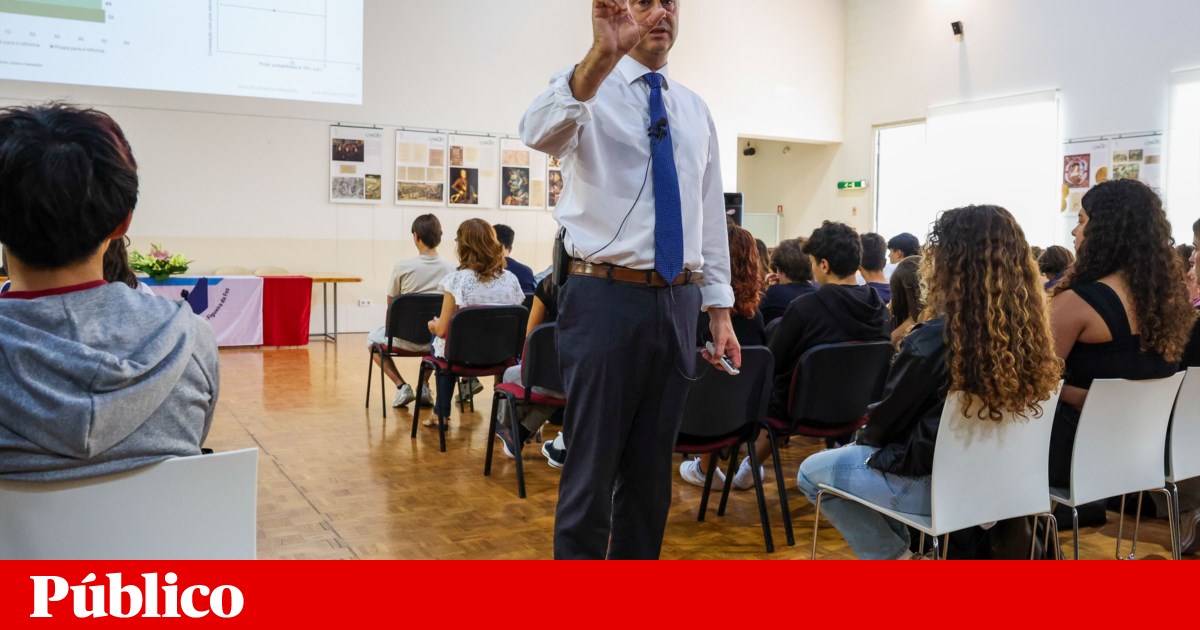 Professores em falta: 78% das escolas têm horários por preencher | Educação