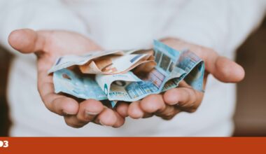 Cerca de 10% dos jovens europeus gastam quase metade do rendimento para pagar a renda | União Europeia