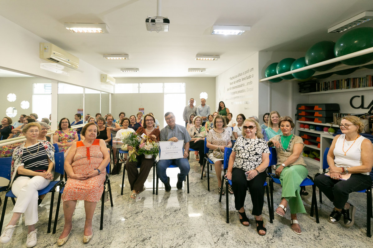 Escritora recebe homenagem por lançamento de livro na Flip 2025
