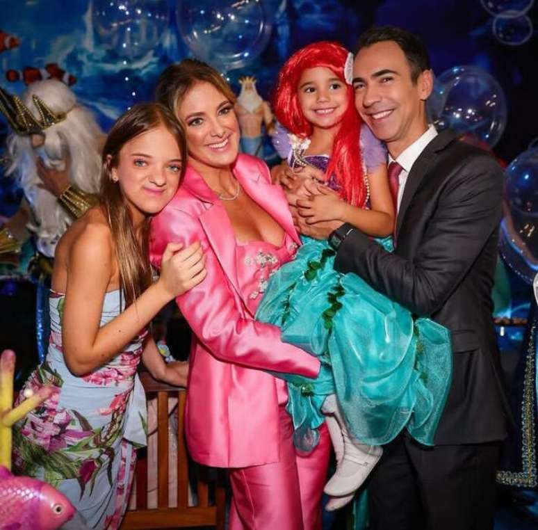 César Tralli com a esposa, Ticiane Pinheiro, a filha, Manuella, e a enteada, Rafa Justus