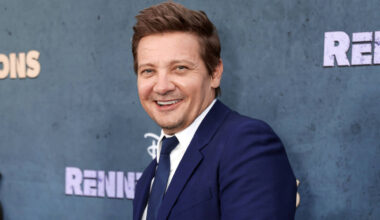 Jeremy Renner Comenta sobre Papel em 'Entre Facas e Segredos 3'