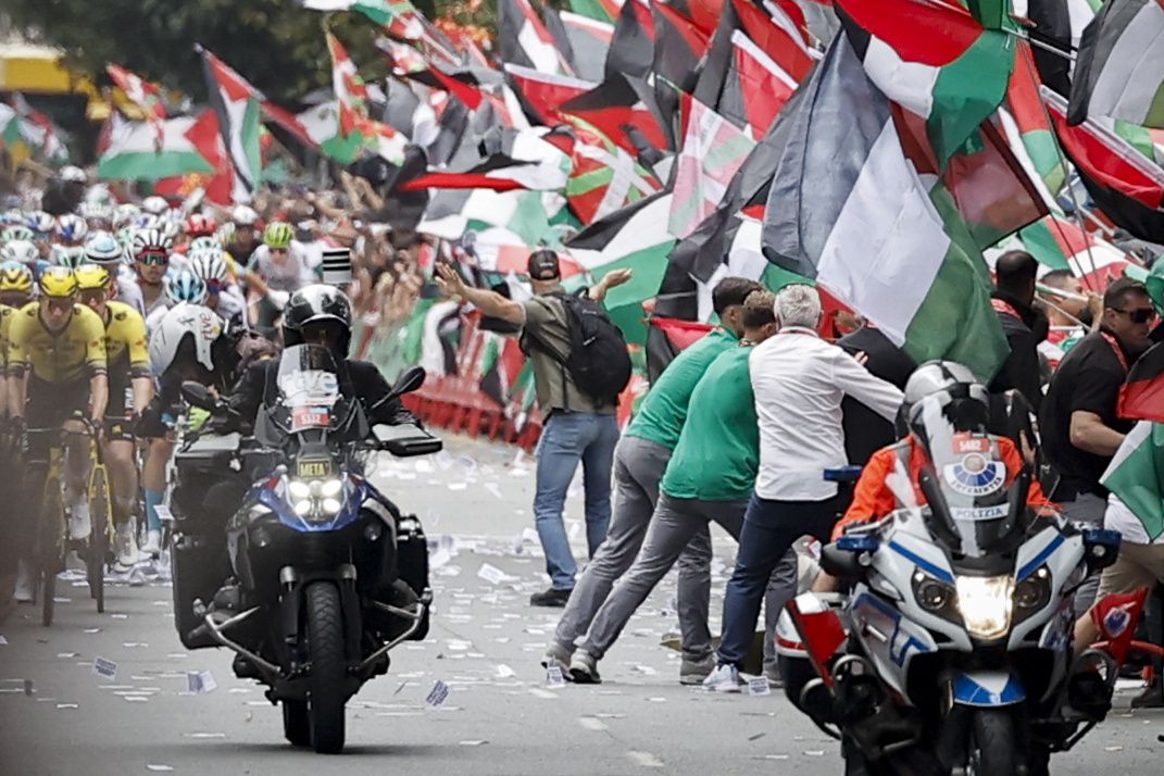 Membros da iniciativa Gernika Palestina protestam contra a participação da equipa Israel Premier Tech e em apoio aos palestinianos, durante a 11.ª etapa da Volta a Espanha em bicicleta, em Bilbau