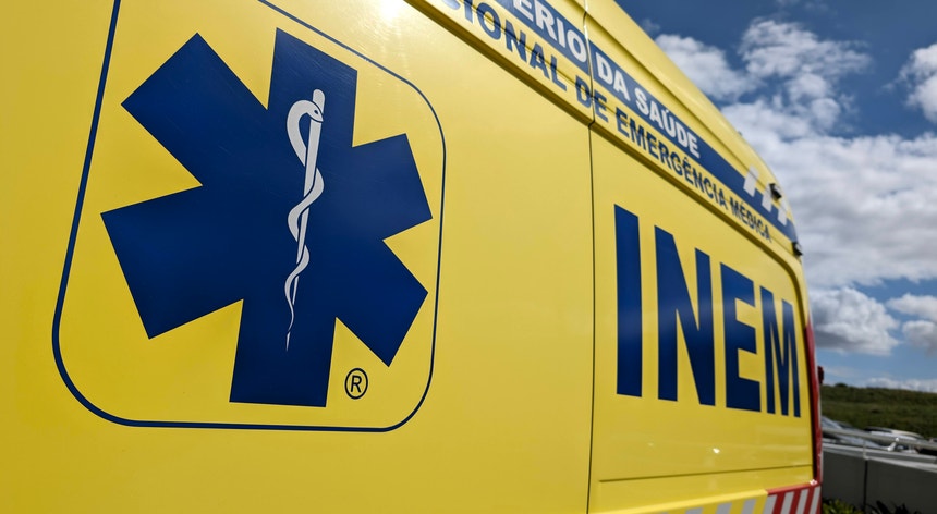 Colisão entre comboios turísticos na Praia do Barril no Algarve faz 14 feridos ligeiros