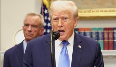 "Tomar Tylenol não é bom". Trump aponta associação de medicamento a autismo