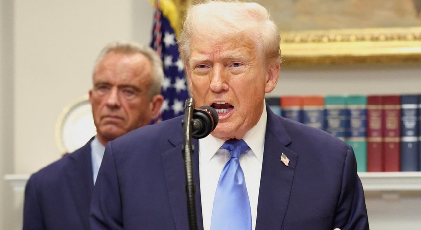 "Tomar Tylenol não é bom". Trump aponta associação de medicamento a autismo