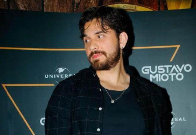 SBT TV | Gustavo Mioto anuncia que a família vai aumentar: "Dia de chá revelação"