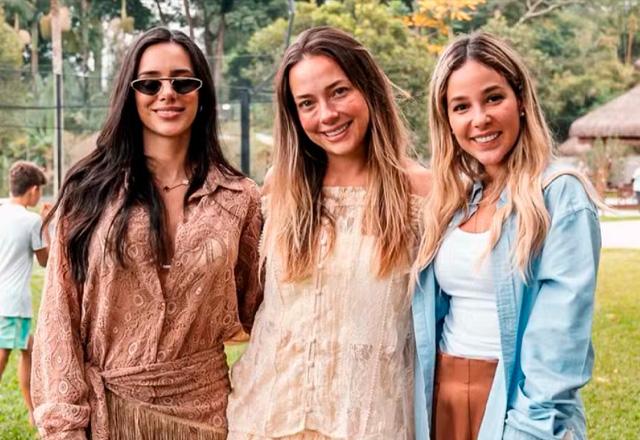 SBT TV | Amizade em família: Bruna Biancardi posa com Carol Dantas, ex de Neymar