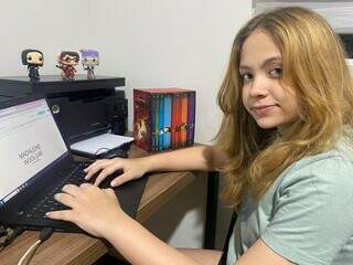 A menina que fingia ler escreveu e lançou livro de fantasia aos 13 anos 