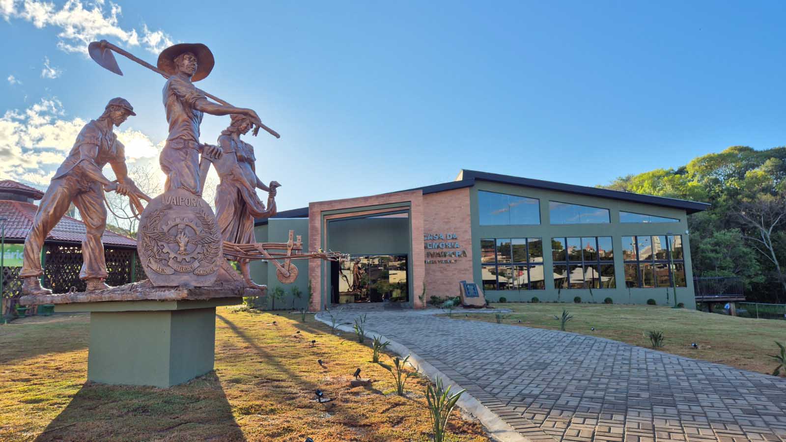 Turek eterniza história de Ivaiporã em monumentos na Casa da Memória