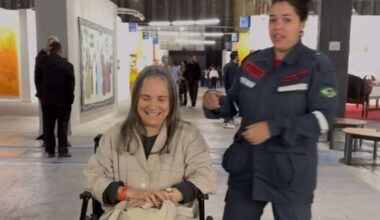 Regina Duarte aparece em cadeira de rodas em evento em São Paulo