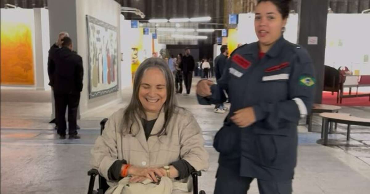 Regina Duarte aparece em cadeira de rodas em evento em São Paulo