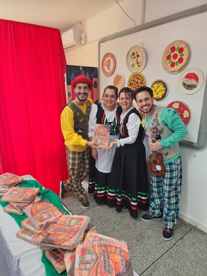 Dia da Família na Escola em Arroio Trinta conta com lançamento do livro de receitas Italianas