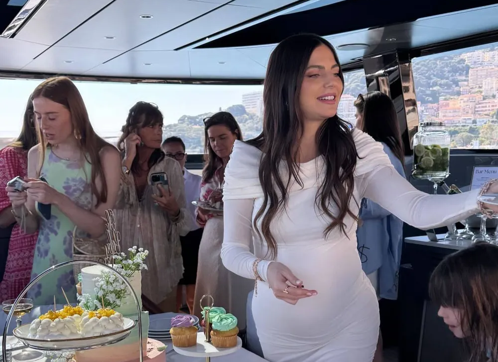 Kelly Piquet compartilha nova foto com sua filha com Verstappen