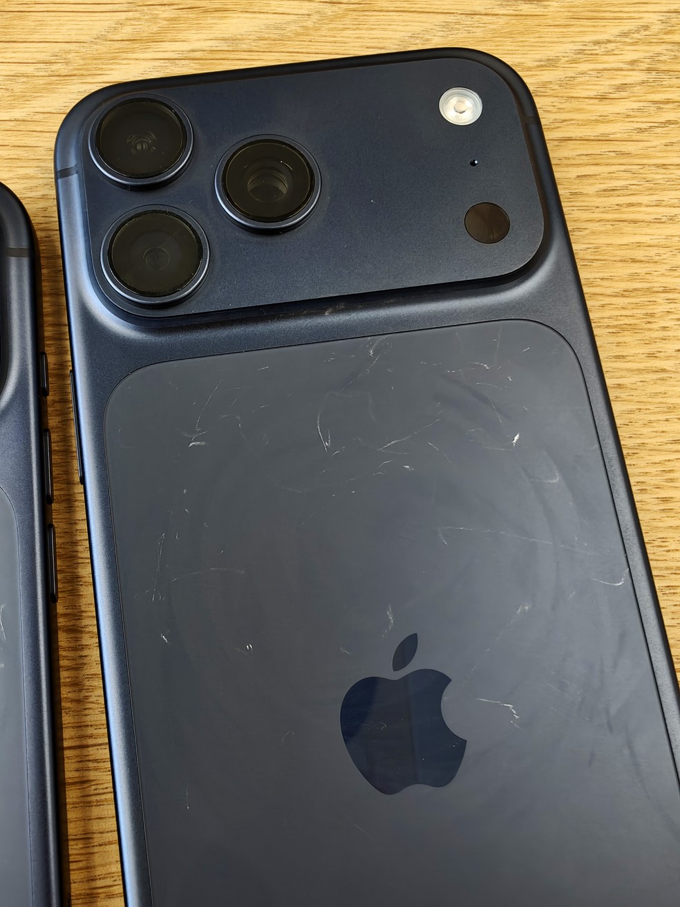 Exemplar de iPhone 17 Pro Max com marcas na traseira à venda em loja da Apple de Hong Kong — Foto: Bloomberg