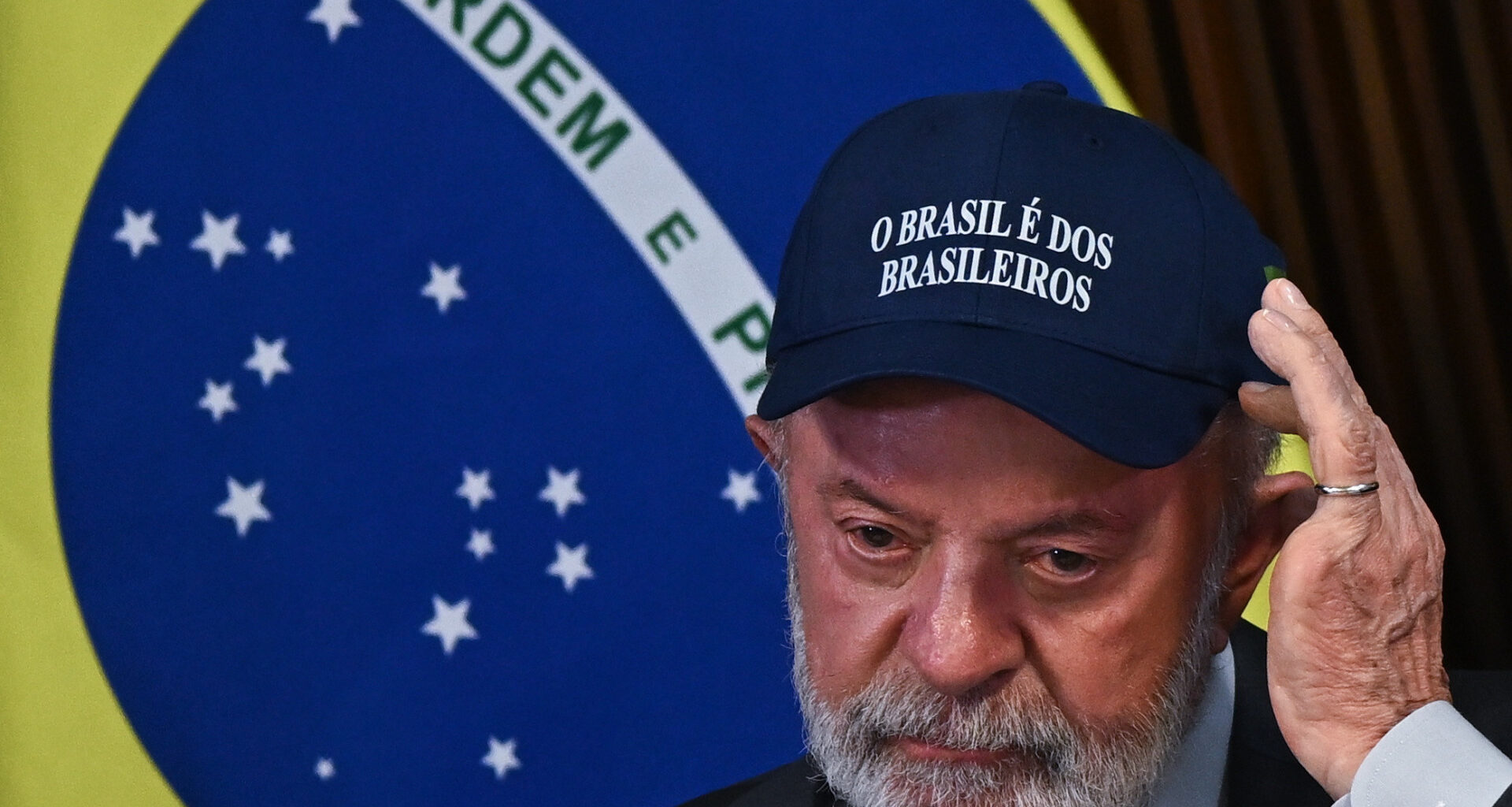 Lula avisa "traidores da pátria" de que "Brasil não recebe ordens"