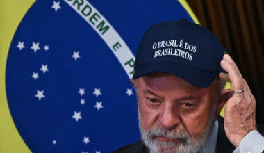 Lula avisa "traidores da pátria" de que "Brasil não recebe ordens"