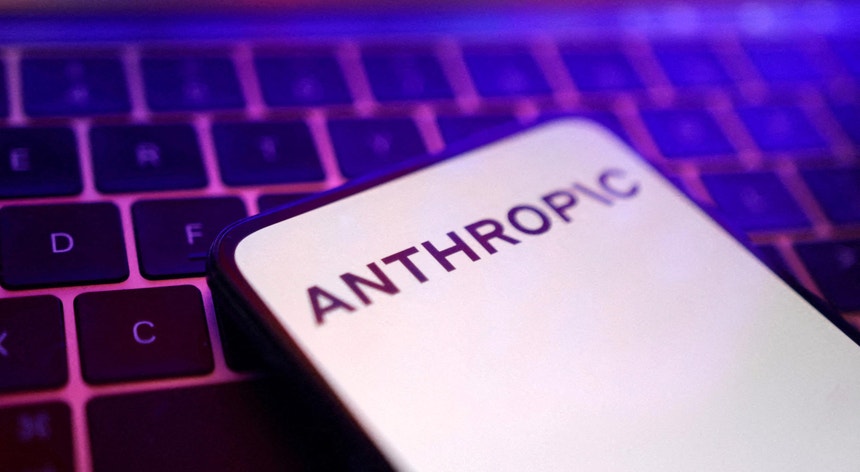 Anthropic paga 1,28 mil milhões de euros a autores por usar livros pirateados para treinar IA