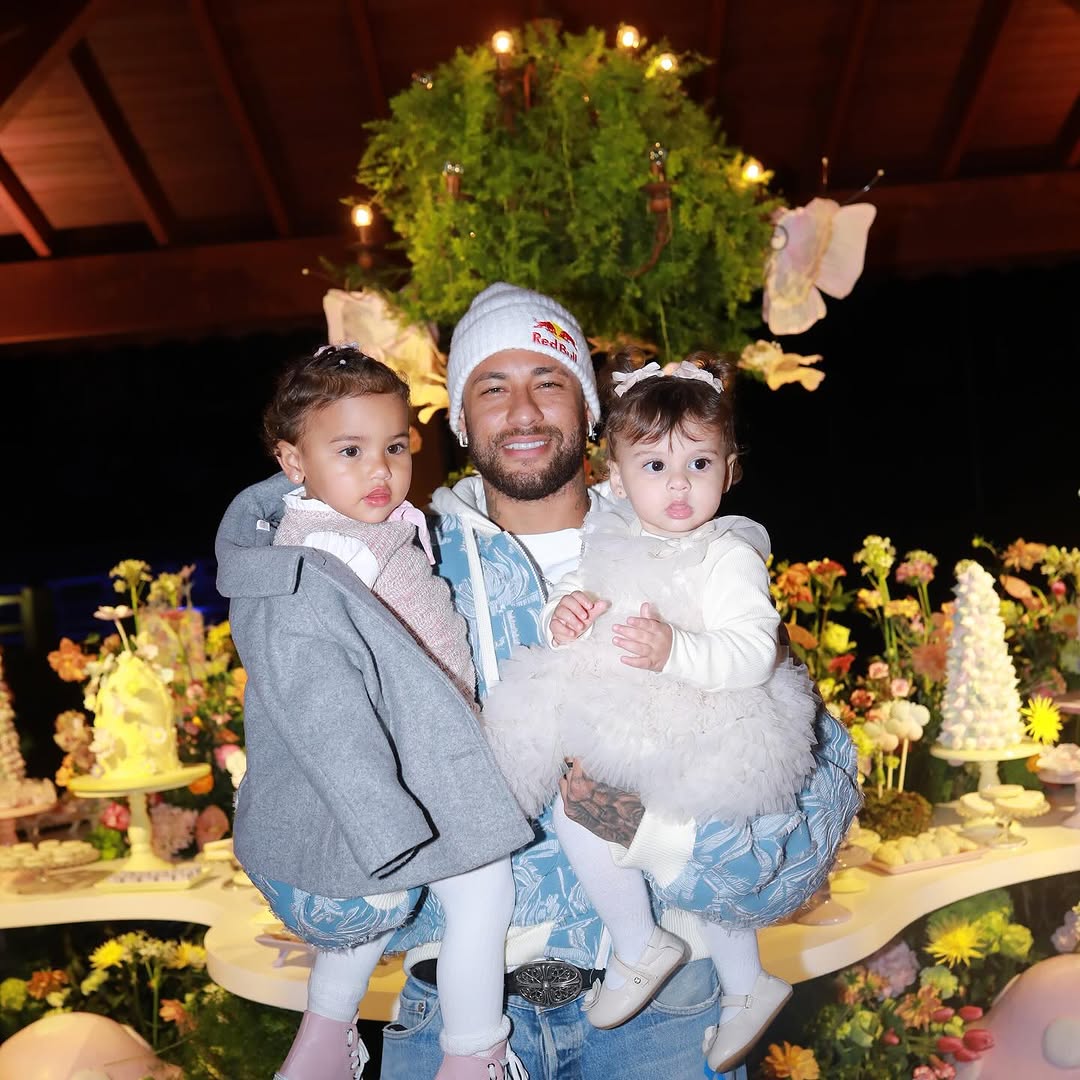 Neymar Jr com as filhas- Foto: Reprodução / Instagram @neymarjr