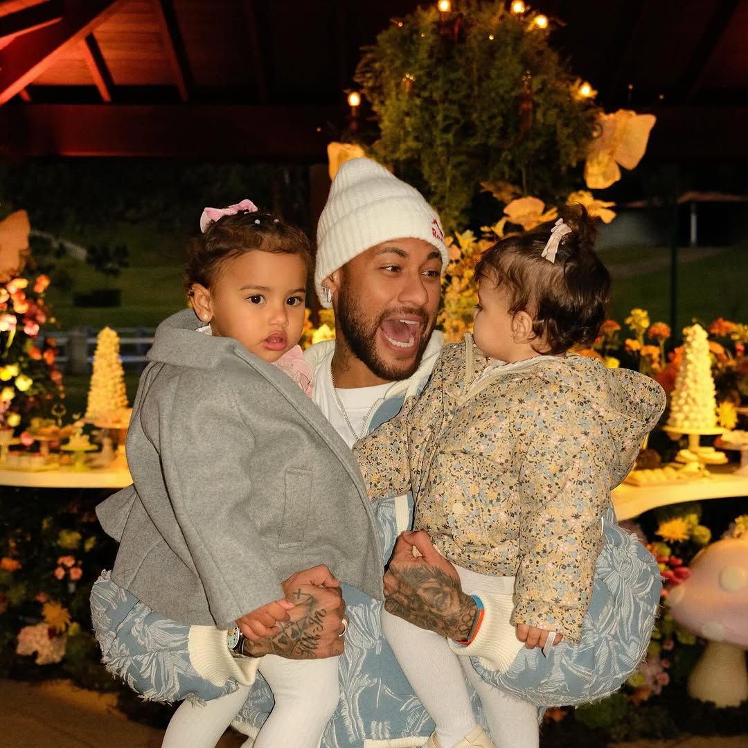 Neymar Jr com as filhas- Foto: Reprodução / Instagram @neymarjr