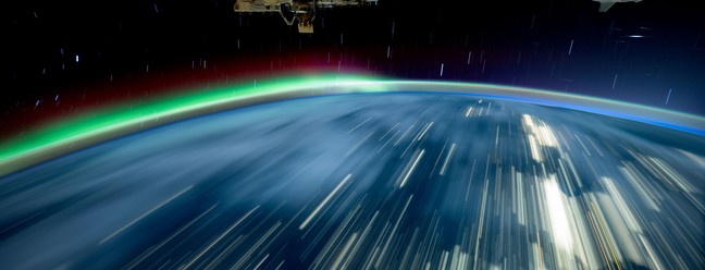 Enquanto a estação espacial voava cerca de 250 milhas acima do Lago Michigan, o astronauta da NASA Don Pettit capturou esta fotografia — Foto: NASA/Divulgação