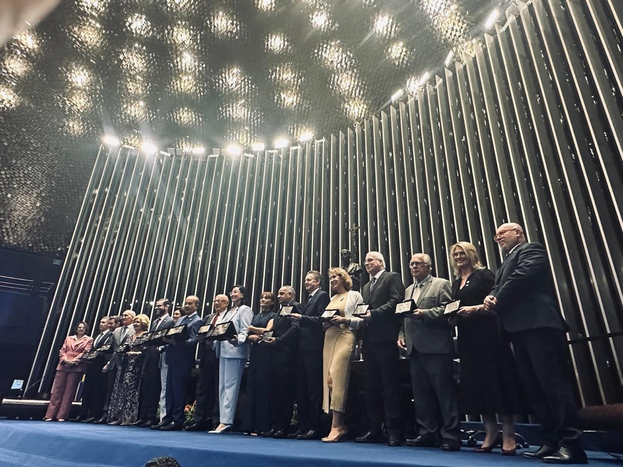 Pode ser uma imagem de 11 pessoas, clarinete, trompete e harpa