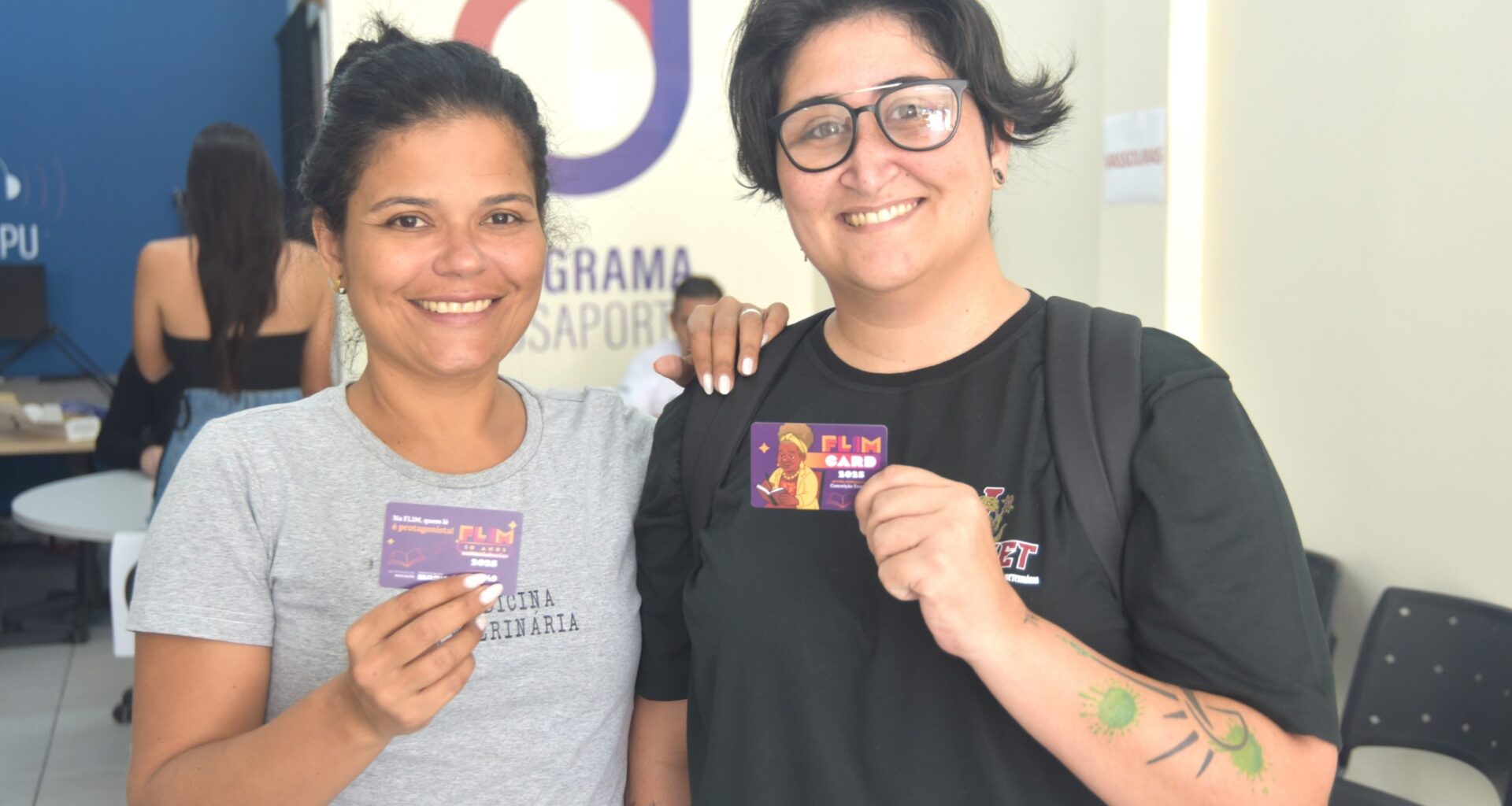 Estudantes fazem retirada de cartão para compra de livros na 10ª Festa Literária Internacional de Maricá