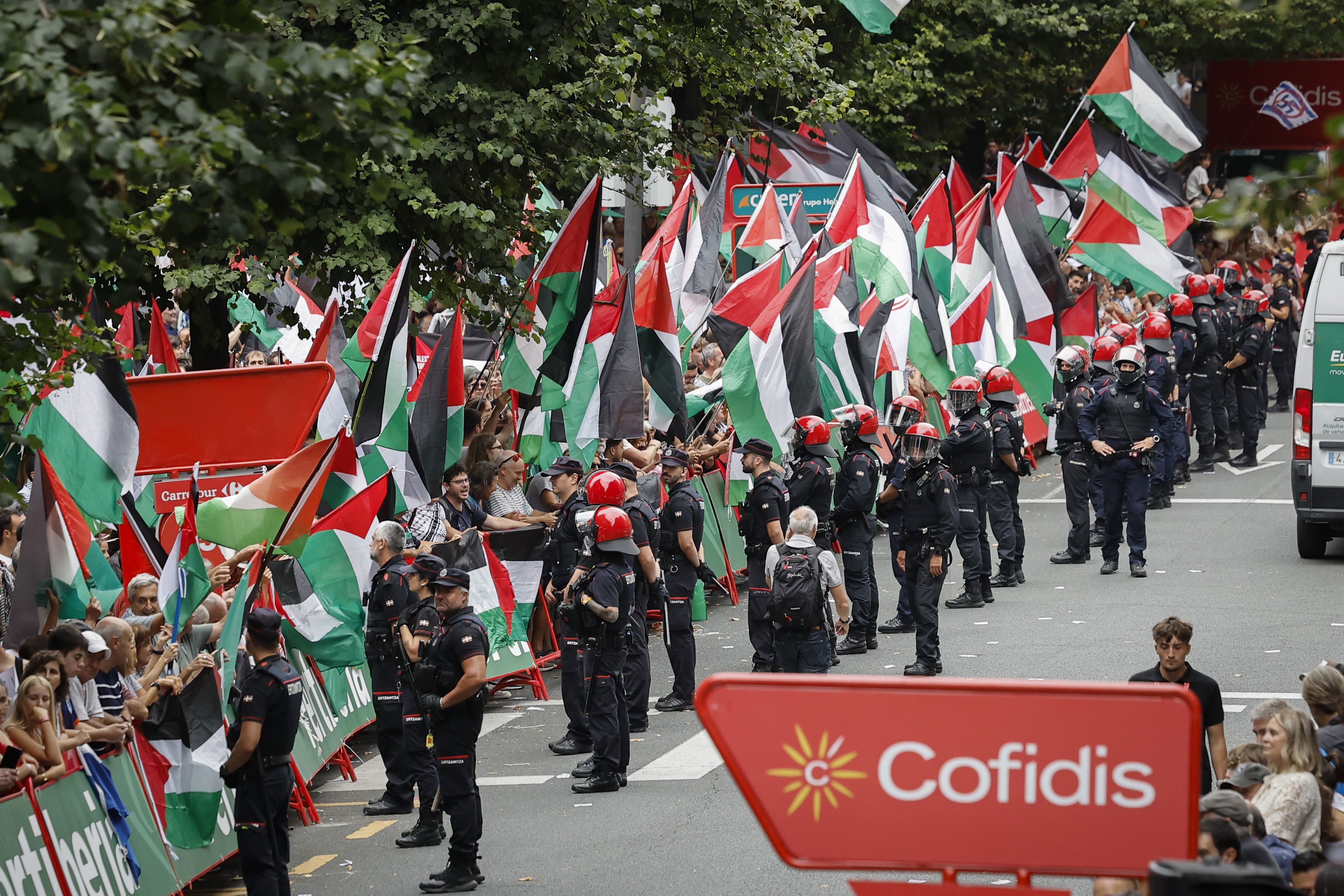 Membros da iniciativa Gernika Palestina protestam contra a participação da equipa Israel Premier Tech e em apoio aos palestinianos, durante a 11.ª etapa da Volta a Espanha em bicicleta, em Bilbau (Fotos: EPA)