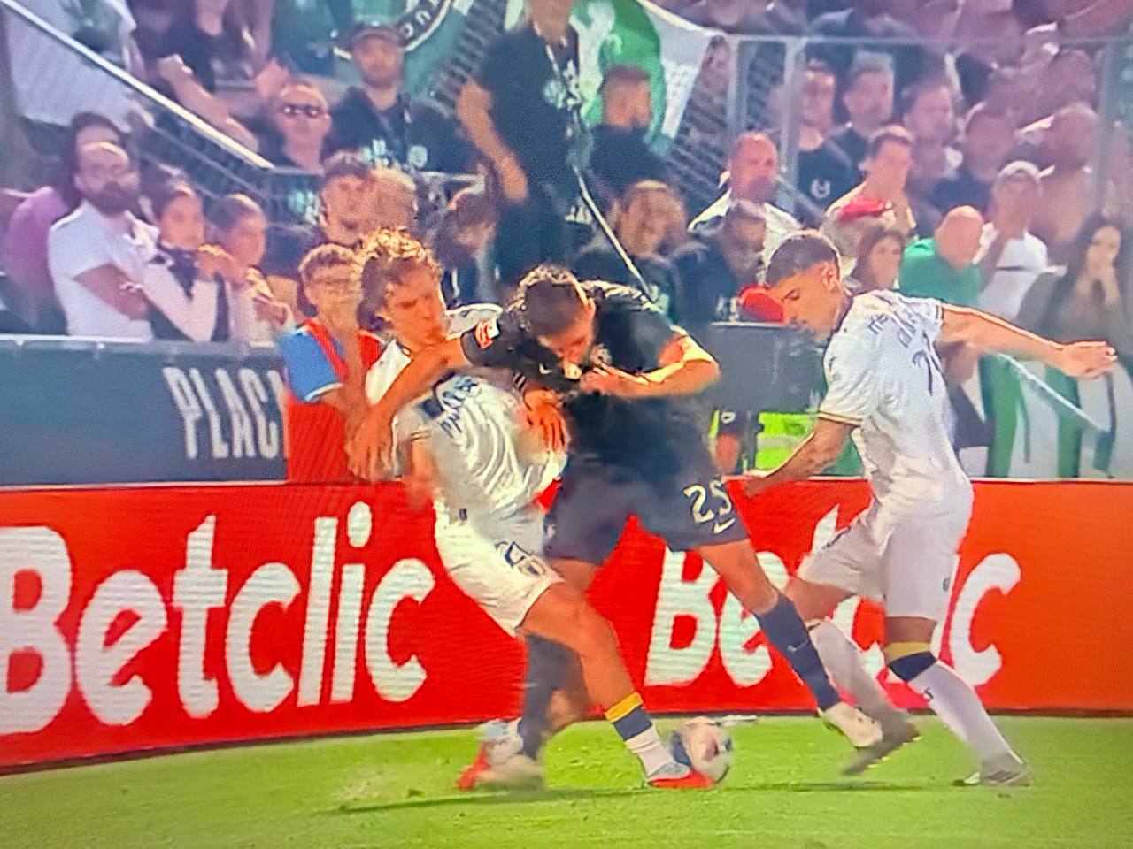 Arbitragem ignora penálti e expulsão contra o Sporting